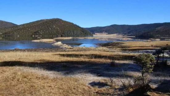 屬都湖四面環山，景色俊秀，湖中特產&ldquo;屬都湖裂腹魚