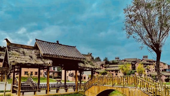 Qianhu Yi Village