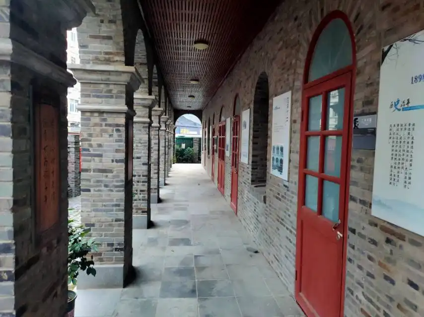 礦路學堂遺址附近的飯店