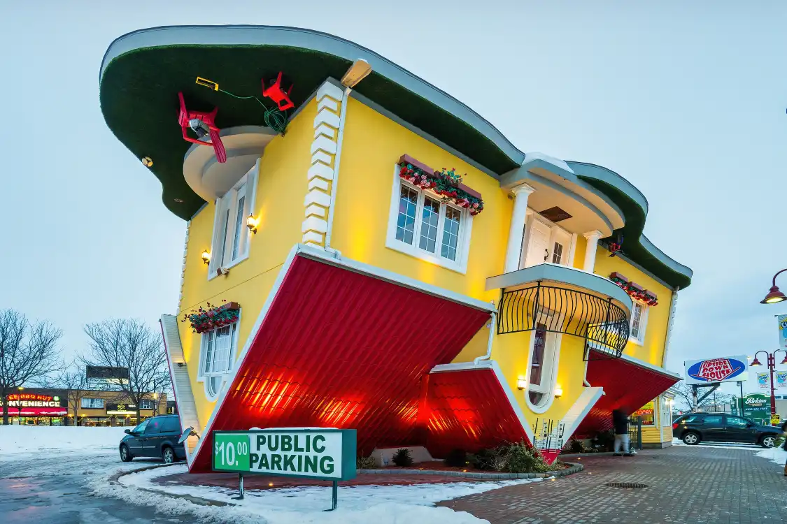 Các khách sạn gần Upside Down House