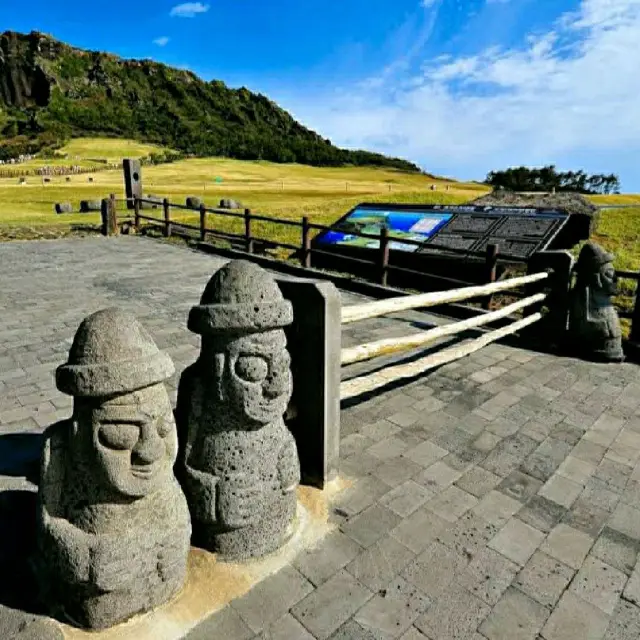 城山日出峰，由海底火山爆發而成，山頂觀景台風景十分漂亮!