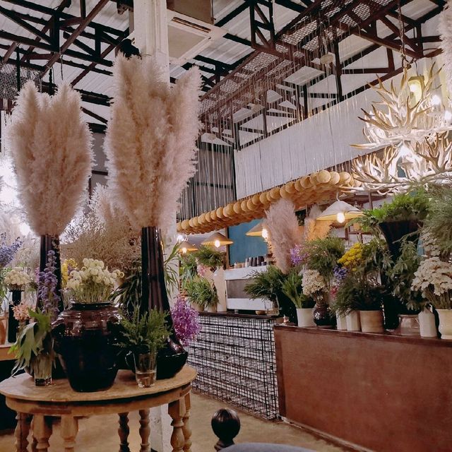 คาเฟ่สำหรับคนชอบศิลปะและดอกไม้