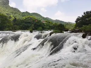 Yinlianzhuitan Waterfall