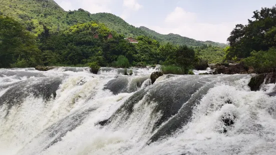 Yinlianzhuitan Waterfall