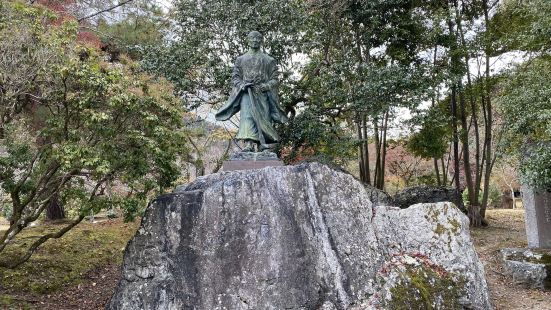 岚山北边的赏枫的好地方，里面的寺庙很多，相对于岚山下的寺庙，