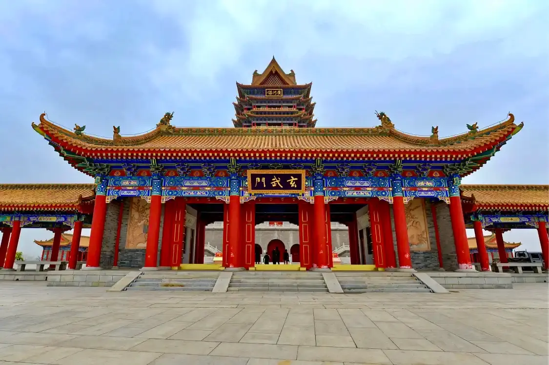 Hotels near Huanghelou Museum