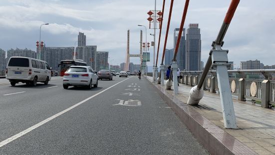 八一大桥，位于中国江西省南昌市，连接红谷滩区和市区东湖区的过