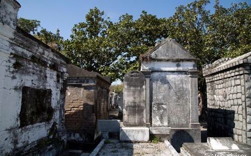 拉法叶公墓也是一座蛮大的建筑物，独立的在这个城市的附近区域，