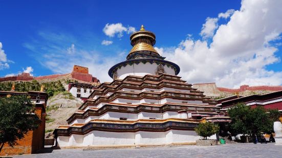 白居寺是一座塔寺結合的典型藏傳佛教寺院，寺中有塔，塔中有寺，