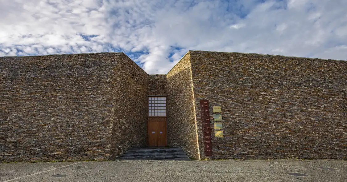 Hotels near Yushu Dizhen Zai Hou Chongjian Exhibition hall