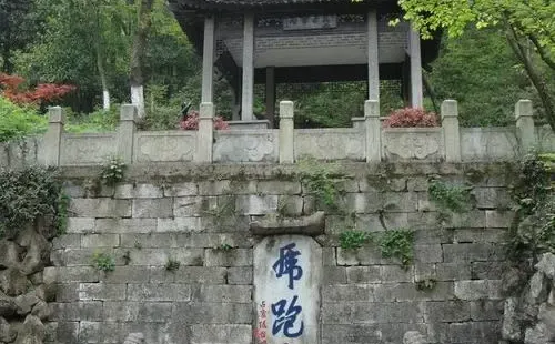 相传东晋法安禅师初来山时，饮水困难，虎为他刨出此泉，故名虎跑