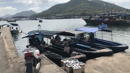 新村港在陵水，南海猴岛旁边，这里有个集贸市场，穿过集贸市场，