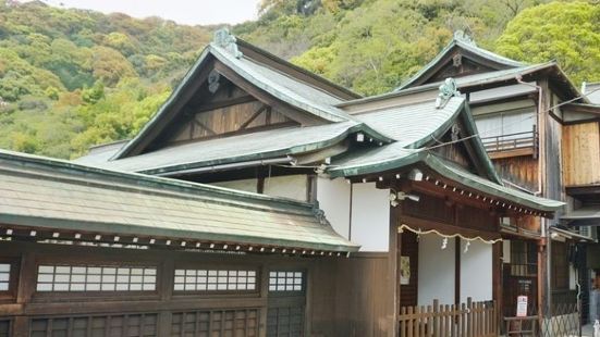 離開風見雞館，不遠就是北野天滿神社，上去是需要踩着長長的階梯