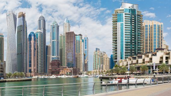 Ristorante mediterraneo Armani a Dubai, Emirati Arabi Uniti, con opzioni per pranzo e cena|Fontana musicale panoramica