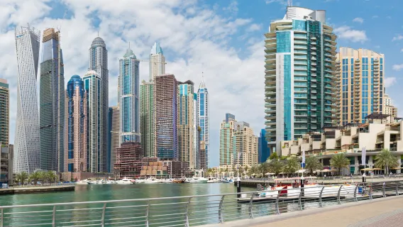 Ristorante mediterraneo Armani a Dubai, Emirati Arabi Uniti, con opzioni per pranzo e cena|Fontana musicale panoramica