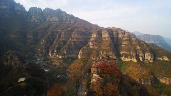 太行屋脊山顶，美景尽收眼底，景色优美，风景宜人，空气清新，原