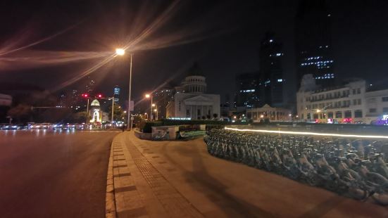 小白楼音乐广场位于天津和平区国贸商圈附近，小白楼地铁站就在这