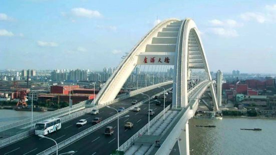 卢浦大桥，卢浦大桥是上海连接黄浦区，和浦东新区的一座大桥。位