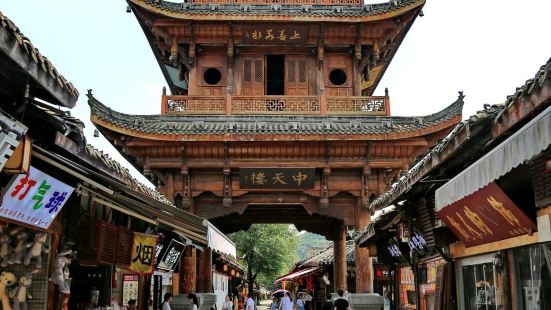 中天楼又名四排楼，是一座始建于唐朝的三层明清建筑风格的木质高