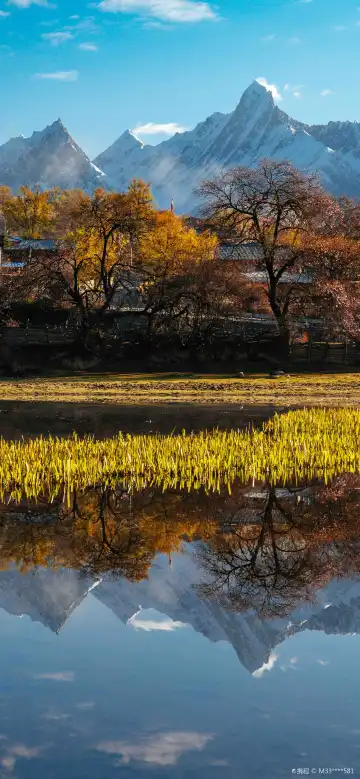 Hotels near Garang Village