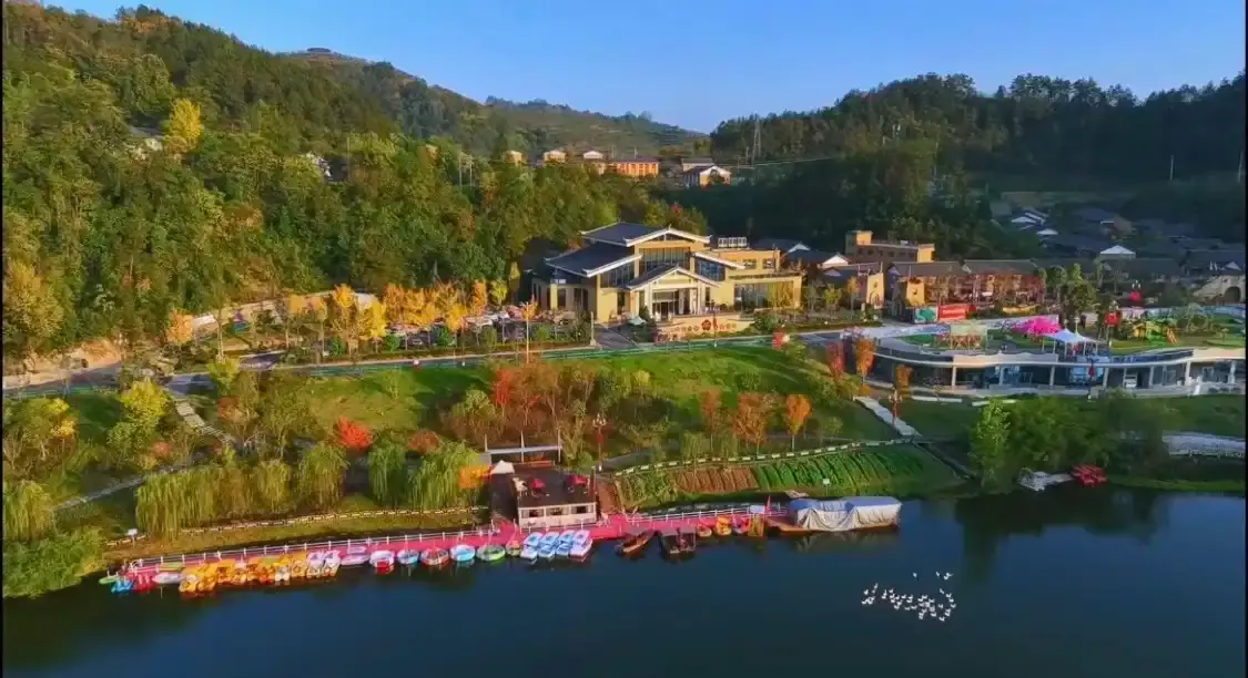 Hotels near Peach Blossom Island Rammed Earth Town Scenic Area