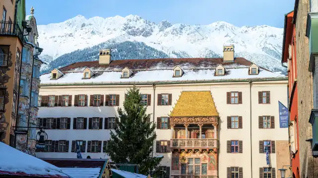 黄金の小屋根周辺のホテル