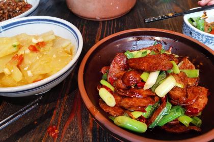 Tujia Wild Vegetable Restaurant (Jinbian Road)