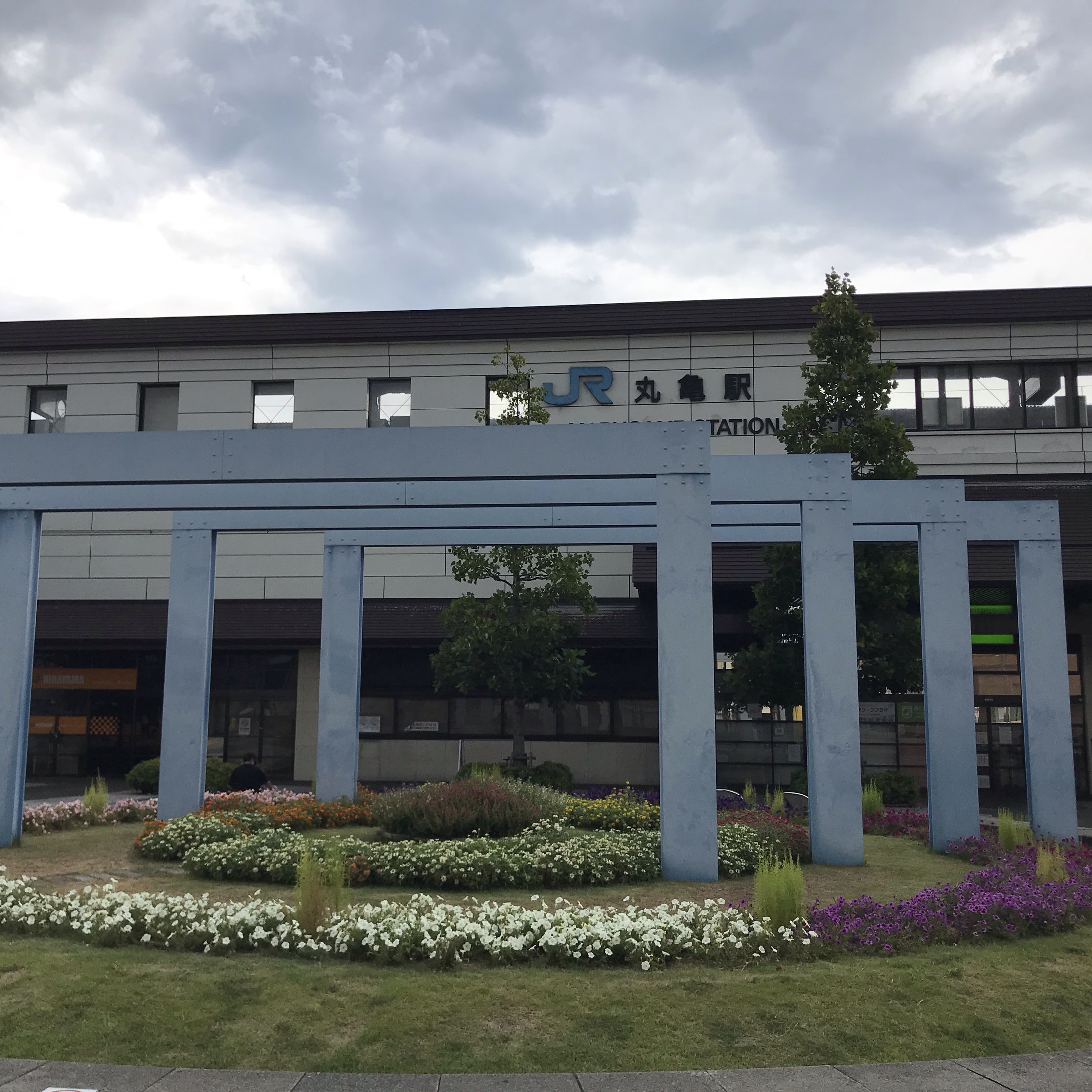 丸亀駅 香川県丸亀市新町にあるjr四国予讃線の駅でホームは2 Trip Com 丸亀の旅のブログ