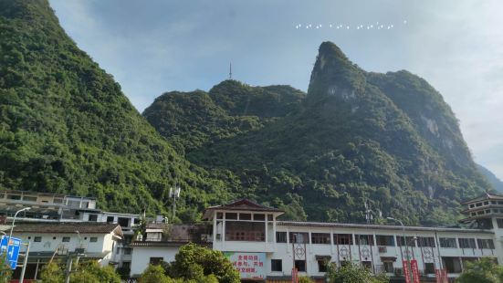 阳朔电视塔其实就在阳朔县城中心的一座山上面。早上登上去看的时