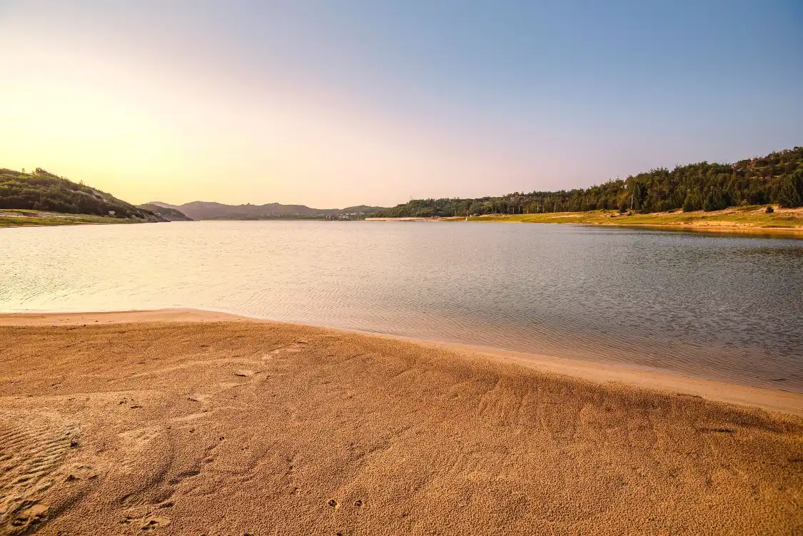 Hotels near 36-feet Lake