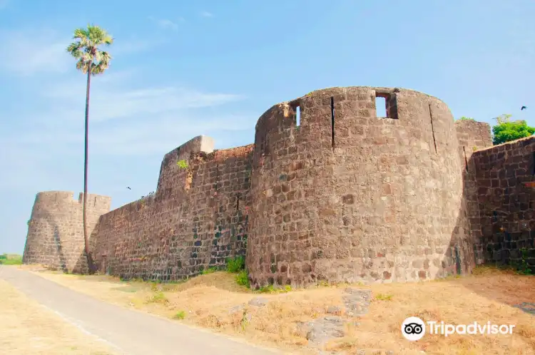 Hotels near Madh Fort