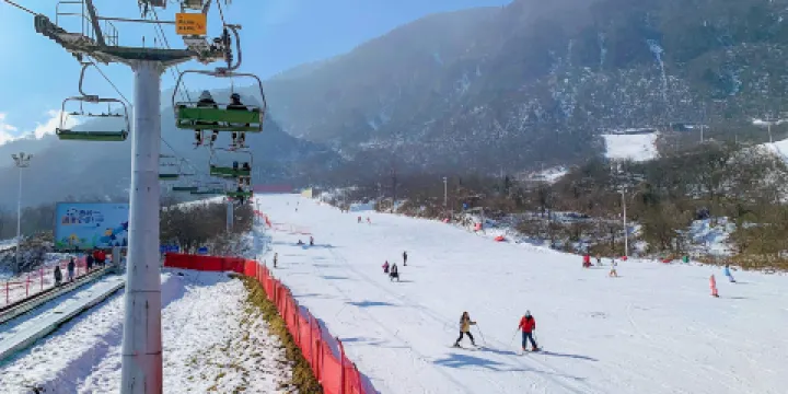 西岭雪山滑雪场