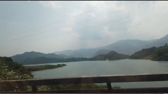 一股汩汩清泉自南水水库，沿着纵横交错的城市自来水供水管网，流