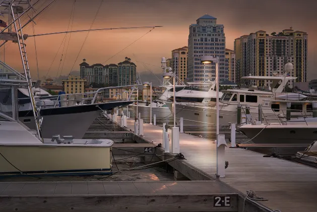 Отели с услугой парковкой в г. Стьюарт