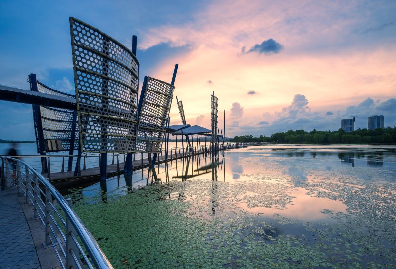 The Brilliance of Lake Lihu