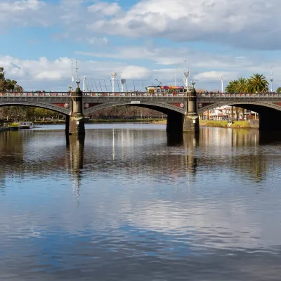Отели с услугой бассейном в г. Лонсетон