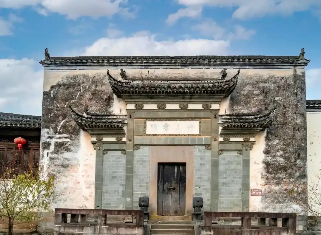 Hotels near Zhushan College