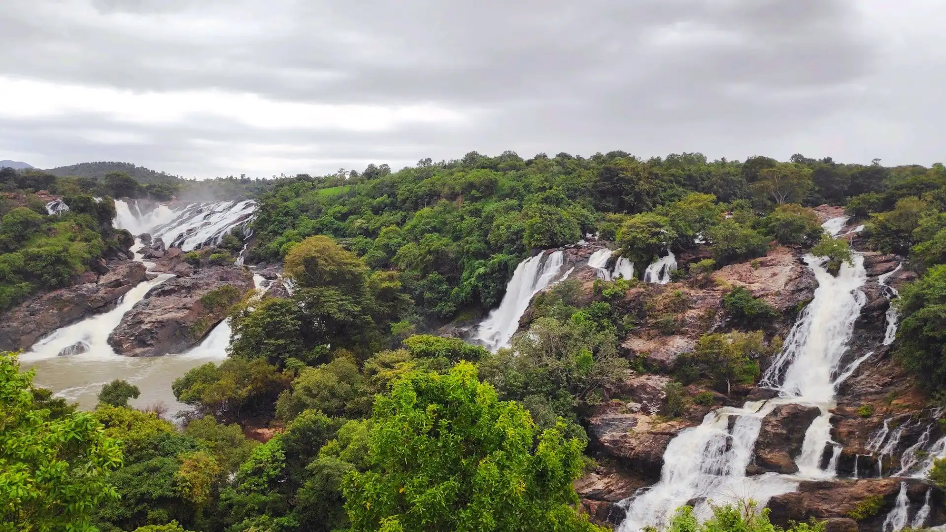 Hotels near Shivanasamudra