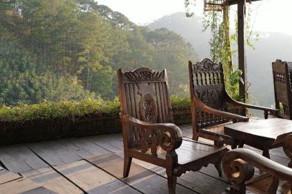 Nhà Bên Rừng
