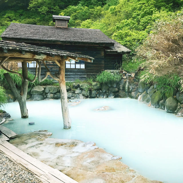 秋田　一度は訪れたい乳白色の秘湯
