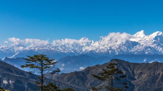 四人同是牛背山对面的一个山头，这里地形既平缓开阔，又登高望远