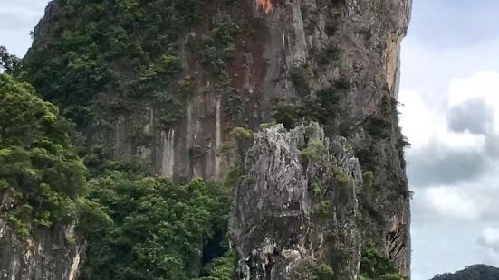 到普吉岛玩皮划艇是非常刺激好玩的项目的，这里的景色有海上桂林