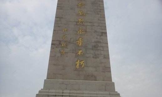 雪枫公园是为纪念彭雪枫将军而建的一座大型城市公园，站在育德广