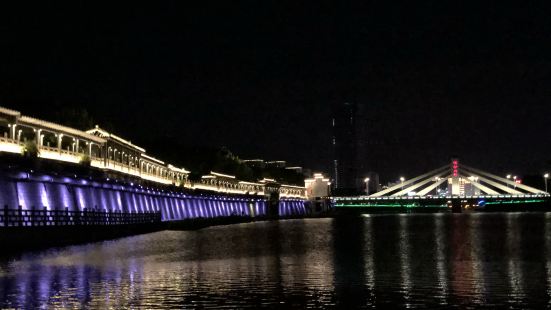 夜景很美，晚上沿河散步，从浣江大桥走到西施大桥，灯光璀璨，凉