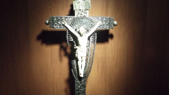 这里是大三巴牌坊后面的地下室，可以直接跟着人流慢慢走下去，空