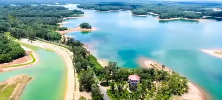 Hotels near Ding'an Museum