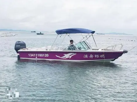 漁舟暢晚出海捕魚