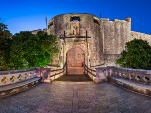 岸裡國小附幼附近住宿