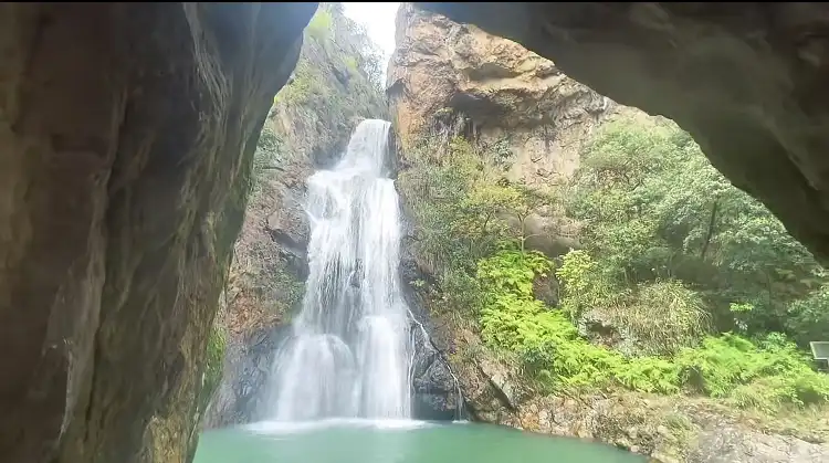 Hotels near Luoyin Cave