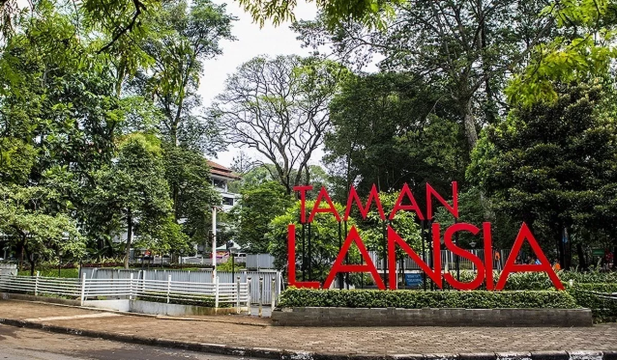 Compare 4 airports near Bandung Wetan
